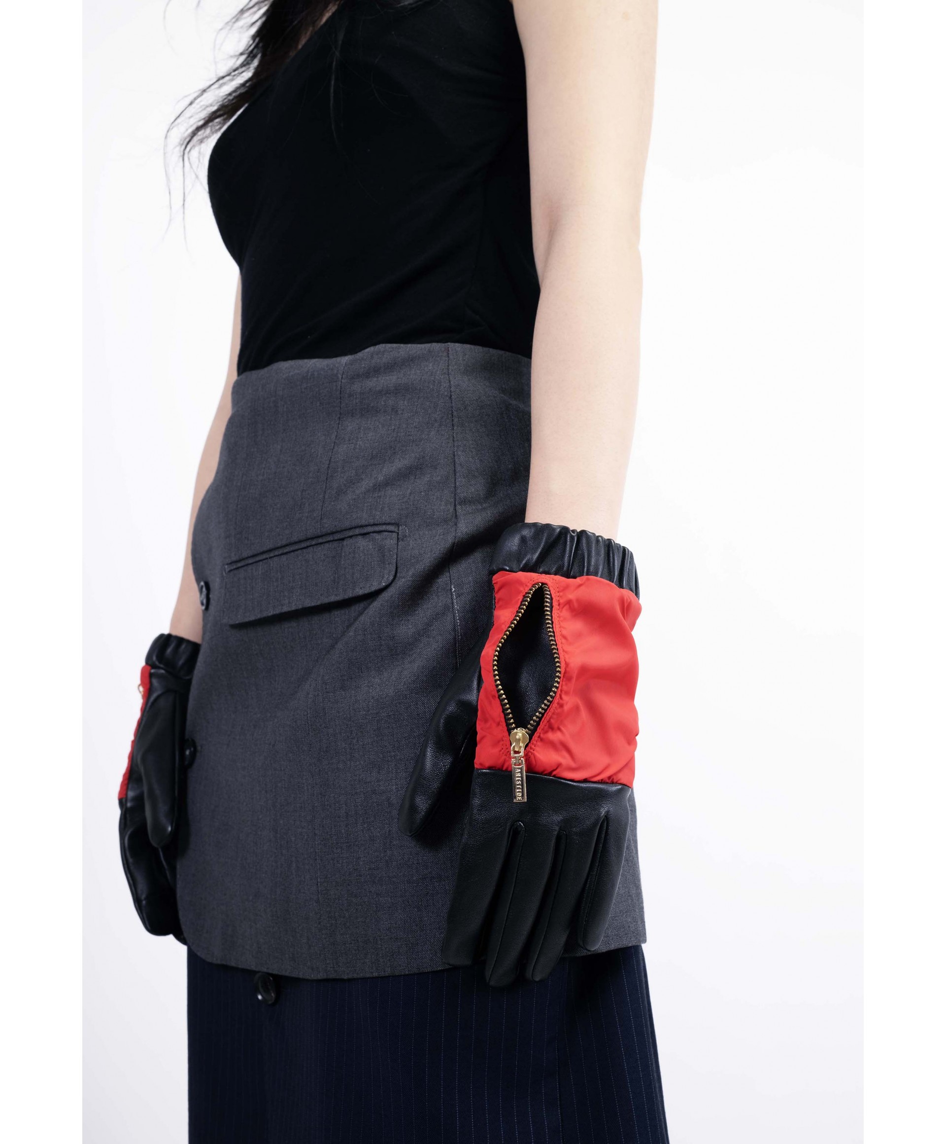 BLACK TOUCHSCREEN LEATHER GLOVES WITH A ZIPPED POCKET